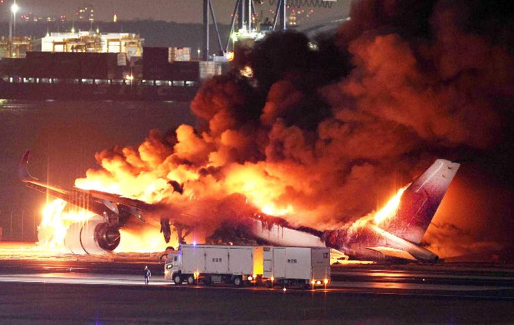 Aereo esploso a Tokyo, il piano di evacuazione attivato per salvare tutti i passeggeri