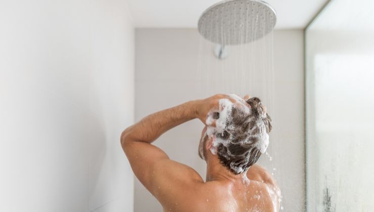 cinque parti del corpo da lavare sotto la doccia