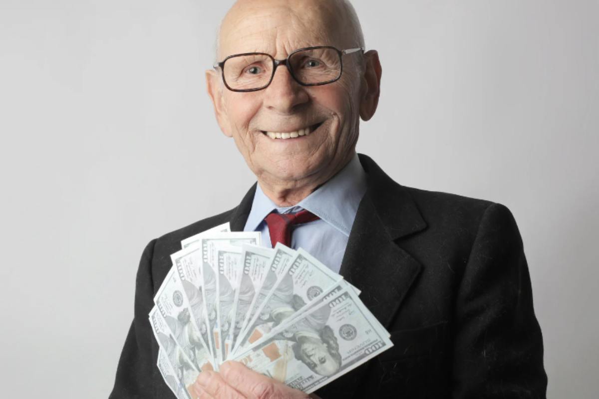 Anziano regala dei soldi alla badante