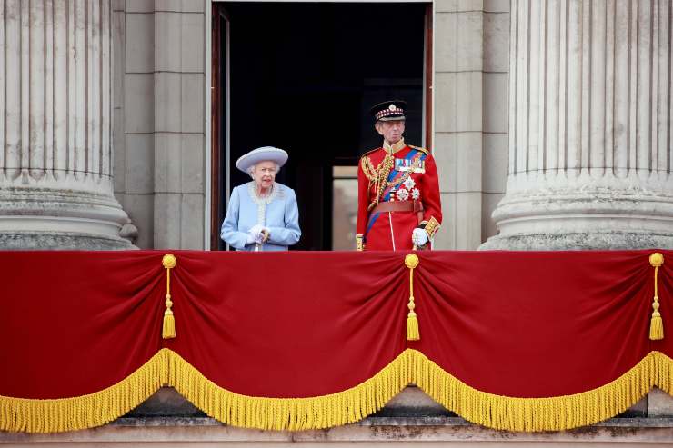 Regina Elisabetta balcone Buckingham Palace