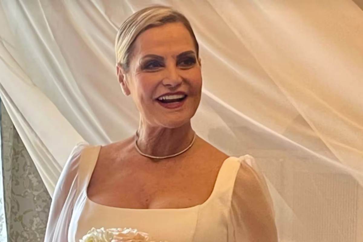 Simona Ventura sotto vestito da sposa le scarpe da ginnastica