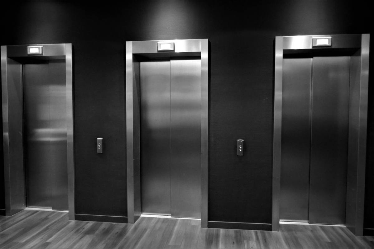 il perché degli specchi negli ascensori