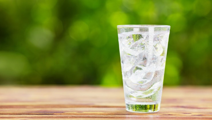 Bere acqua fredda se c'è afa: cosa accade