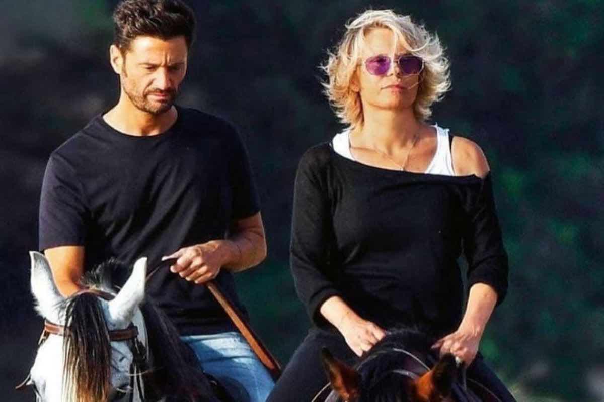 Maria De Filippi a cavallo in dolce compagnia 