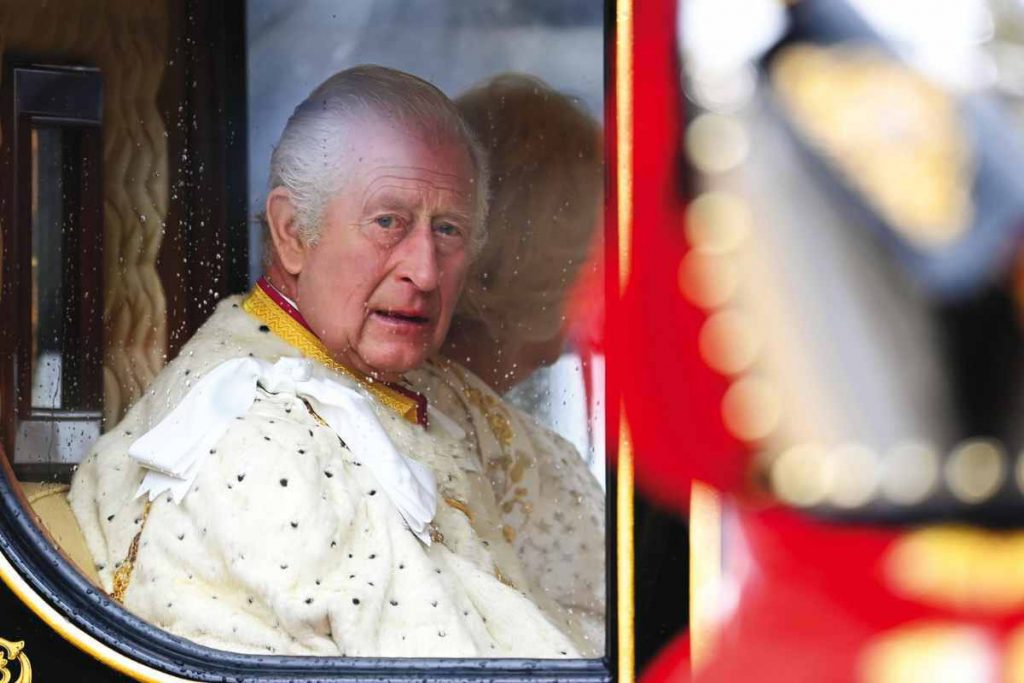 uomo incappucciato durante incoronazione di carlo