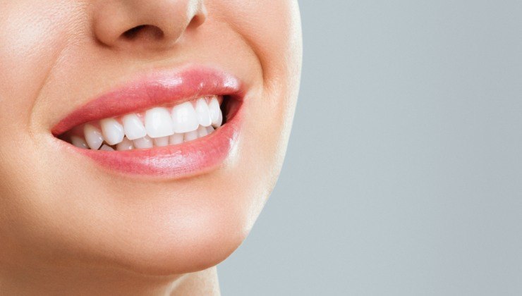 Sbiancare i denti col bicarbonato: il trucco utilissimo