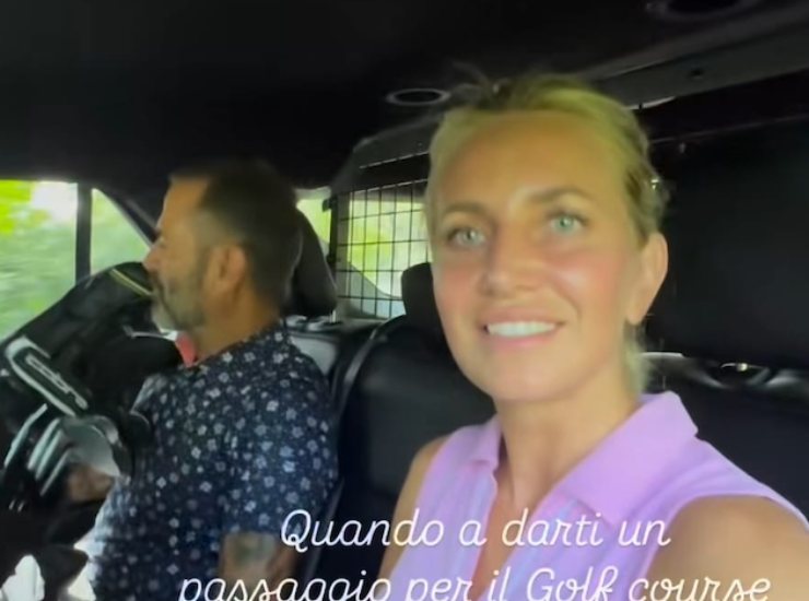 Katia e Ascanio in un'auto della polizia