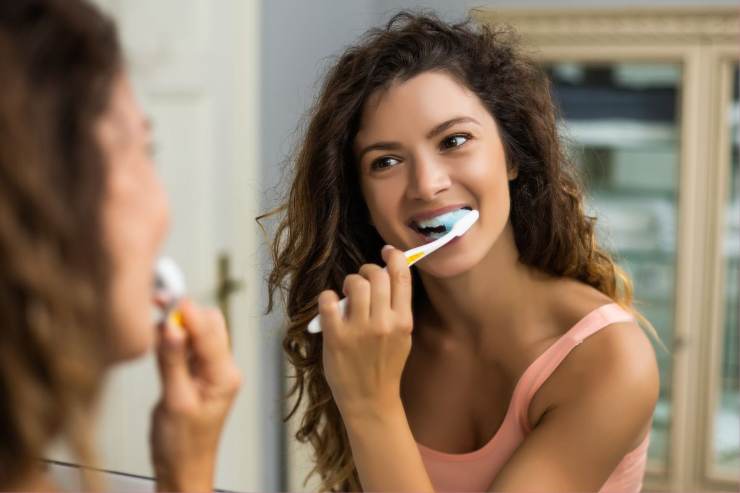 Cosa sbagliano quasi tutti quando lavano i denti al mattino