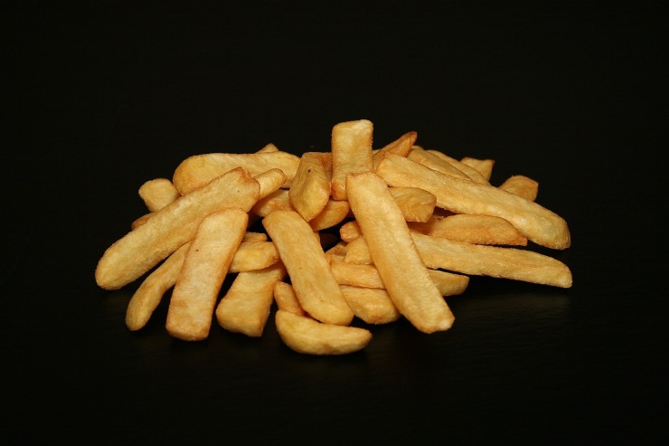 Patatine fritte con la friggitrice ad aria