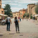 Aggressione a bastonate: quattro sospetti identificati nel caso dell'uomo picchiato