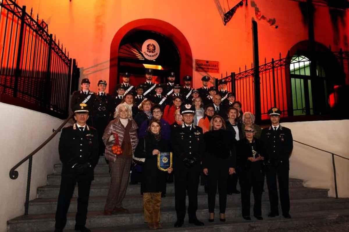 Arancione contro la violenza: il comando carabinieri lancia un messaggio di speranza