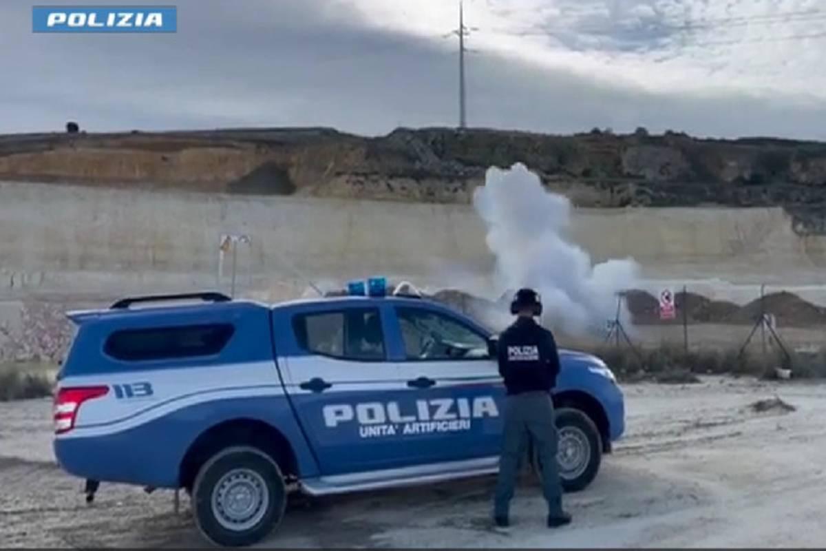 Arrestato con otto bombe carta in garage: la scoperta choc dei carabinieri