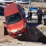 Auto fuori controllo finisce in banchina, pompieri in azione per il soccorso