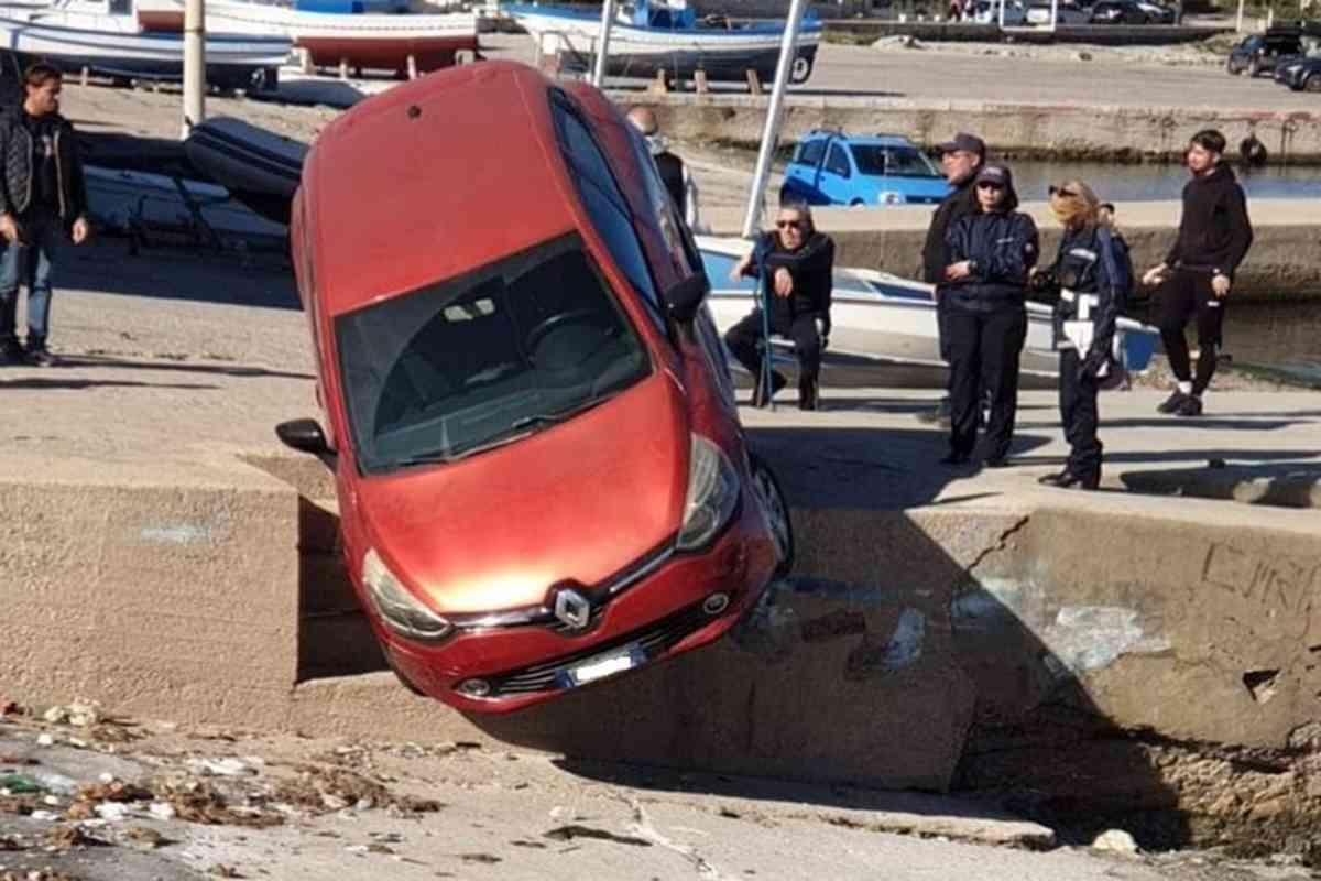 Auto fuori controllo finisce in banchina, pompieri in azione per il soccorso