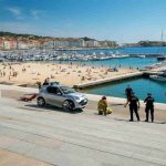 Auto in pericolo di finire in spiaggia a isola delle femmine: la sorprendente foto