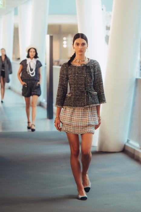 Chanel Cruise: Eleganza e Dinamismo a Hong Kong