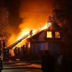 Incendio devastante in edificio: vigili del fuoco al lavoro per chiarire le cause