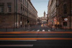 Incidente in via roma: donna lotta per la vita dopo il drammatico scontro