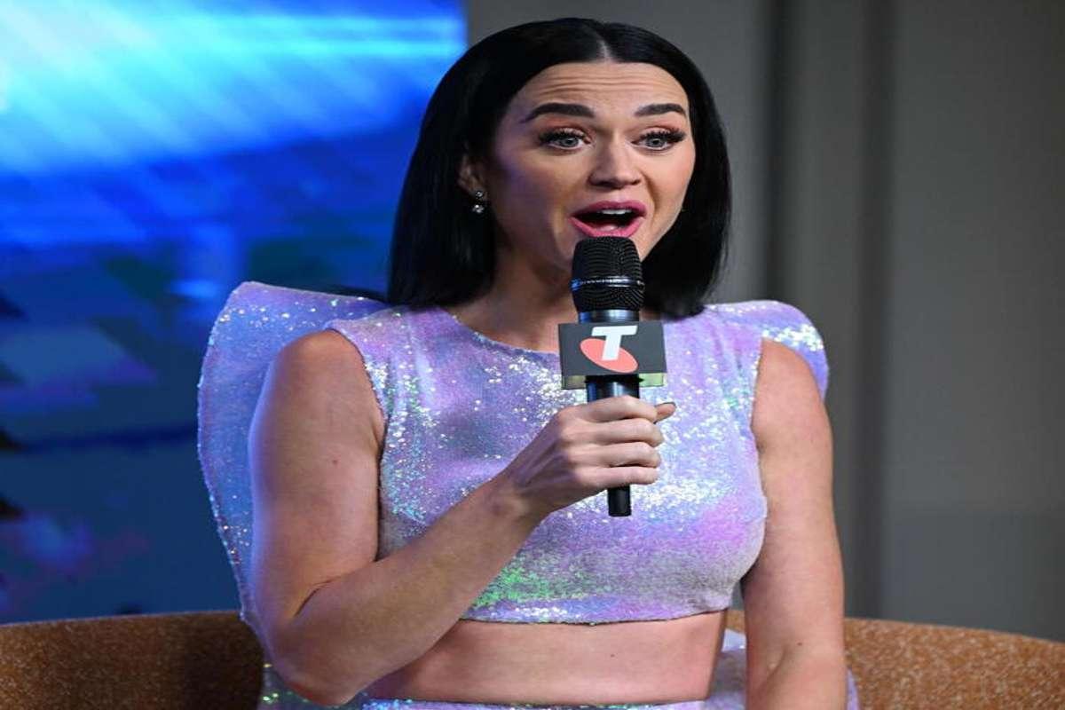 Katy perry colpita dal cane cantante alla corrida