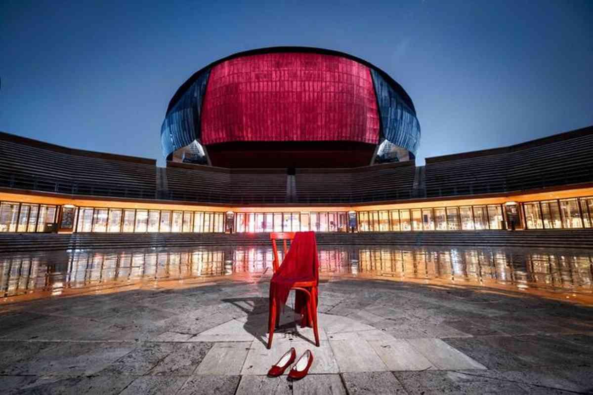 L'auditorium di roma si illumina di rosso per dire basta alla violenza sulle donne