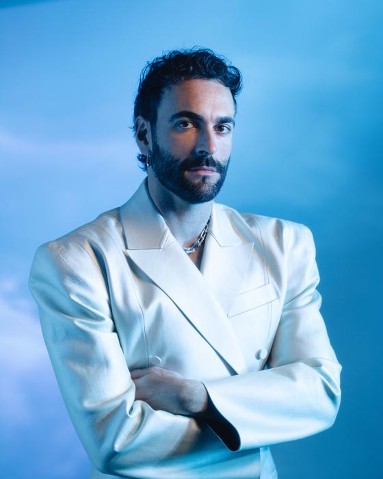 Marco mengoni sorprende con il nuovo singolo mandare tutto all'aria