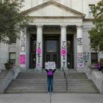 Messaggi di protesta contro la violenza di genere al tribunale di palermo