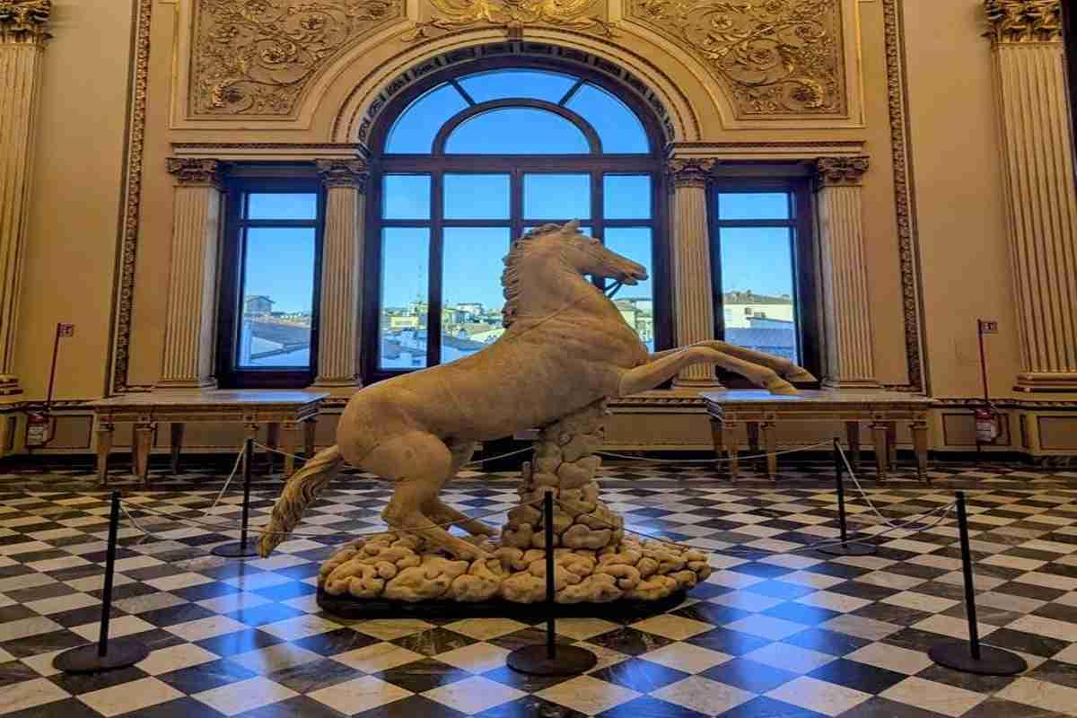 Nuove scoperte agli uffizi: la sala niobe si illumina e riemerge il cavallo romano