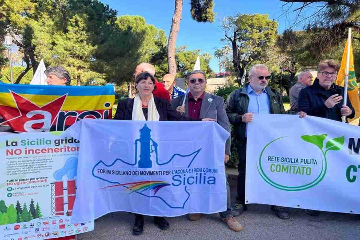 Proteste accese contro gli inceneritori davanti a palazzo d'oreleans