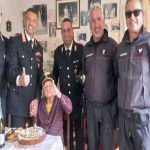 Rosina celebra il suo 103° compleanno con i carabinieri, la sua vera famiglia