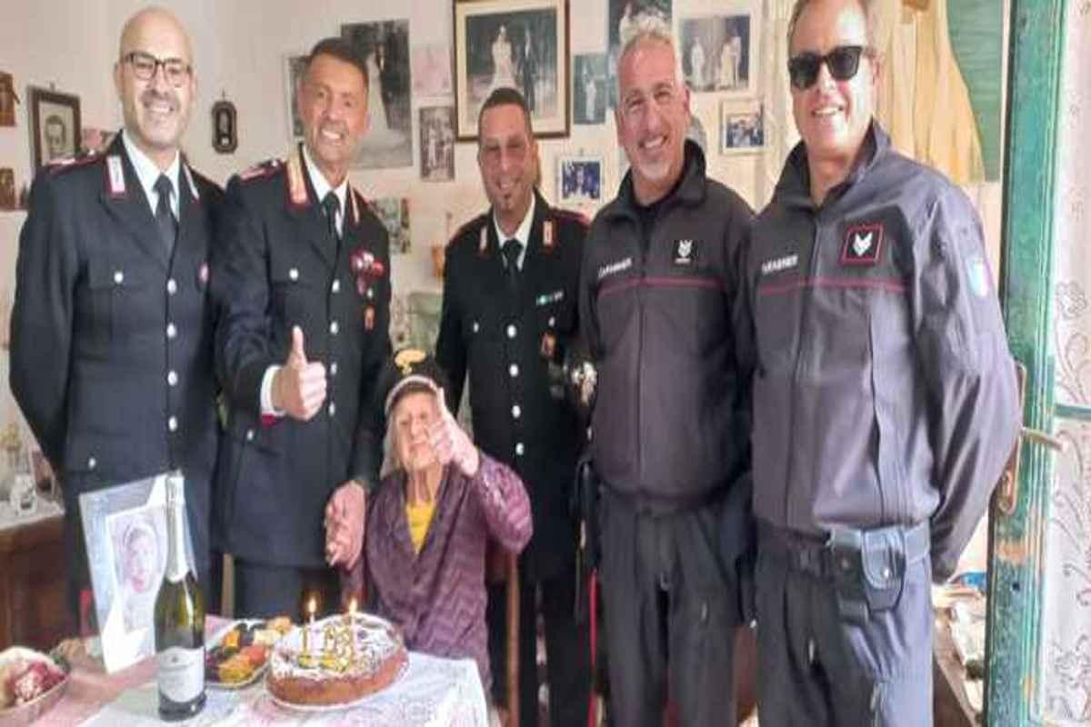 Rosina celebra il suo 103° compleanno con i carabinieri, la sua vera famiglia