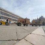 Scoperta sorprendente a piazza san marco: riemerge la base di una torre medievale