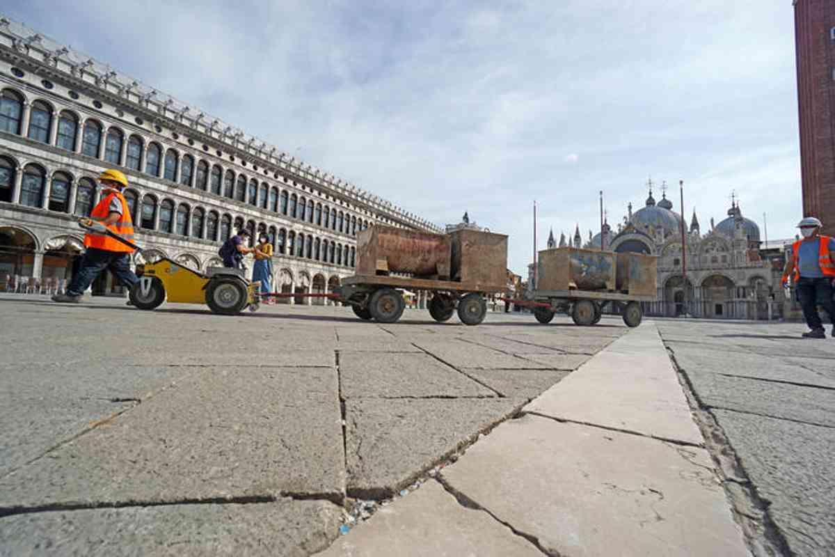 Scoperta sorprendente a piazza san marco: riemerge la base di una torre medievale