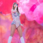 Scuse di billboard per la statua di cera nuda di taylor swift