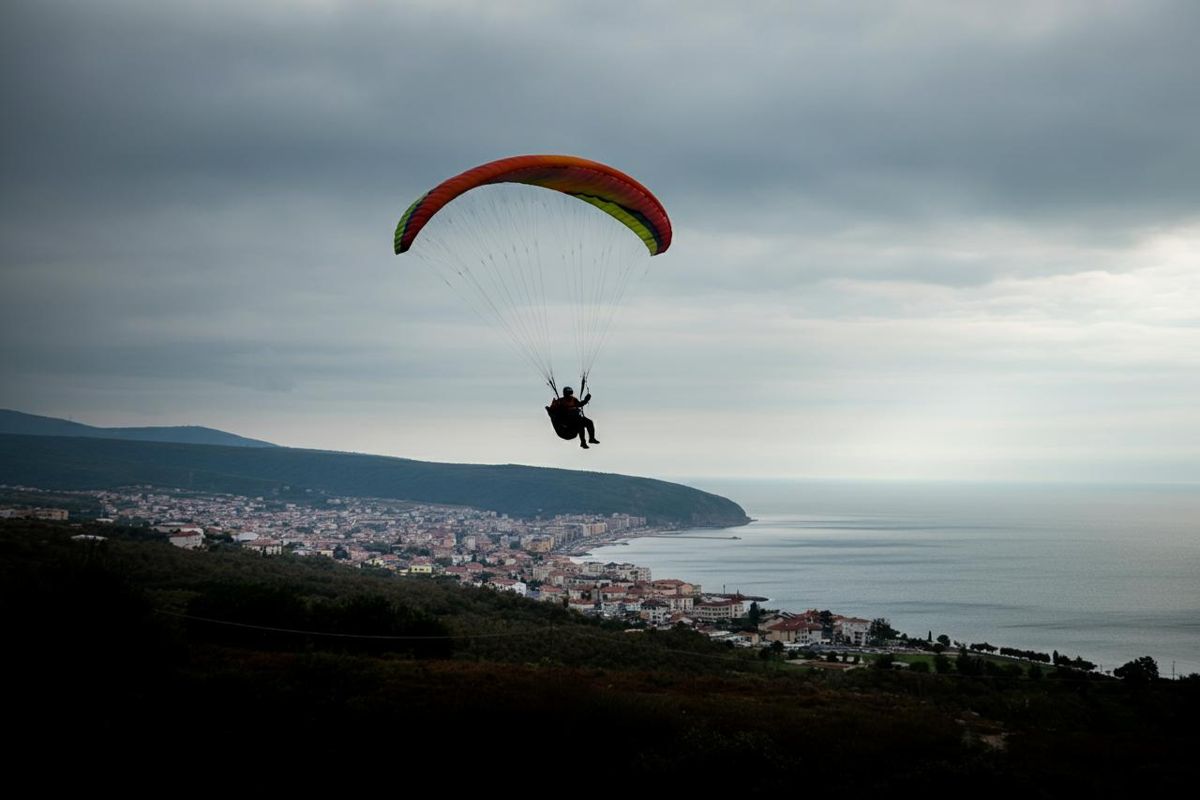 Tragedia a milazzo: padre perde la vita in incidente col parapendio, figlia ferita – video