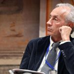 Travaglio svela i retroscena tra politica e informazione sul palco teatrale