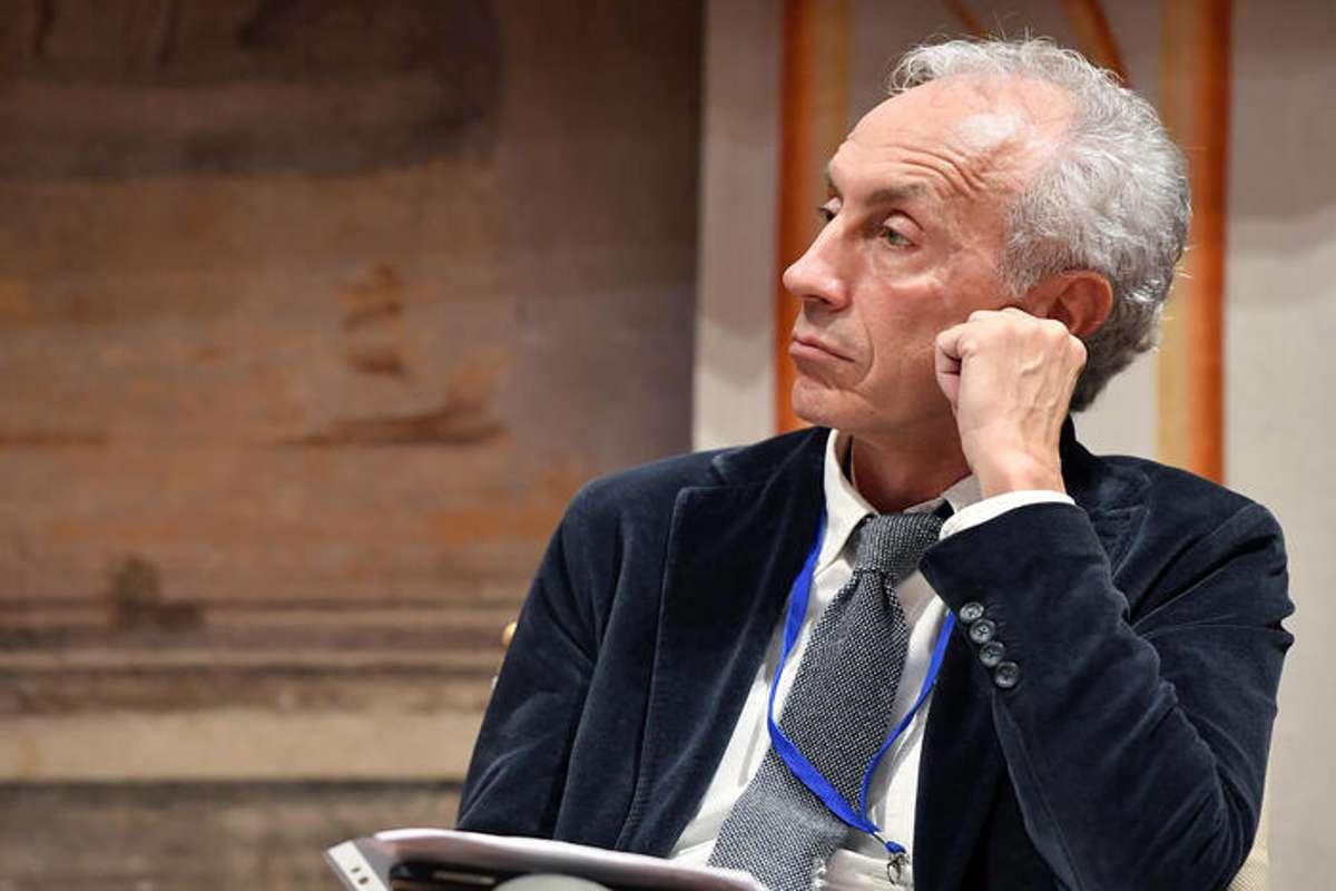 Travaglio svela i retroscena tra politica e informazione sul palco teatrale