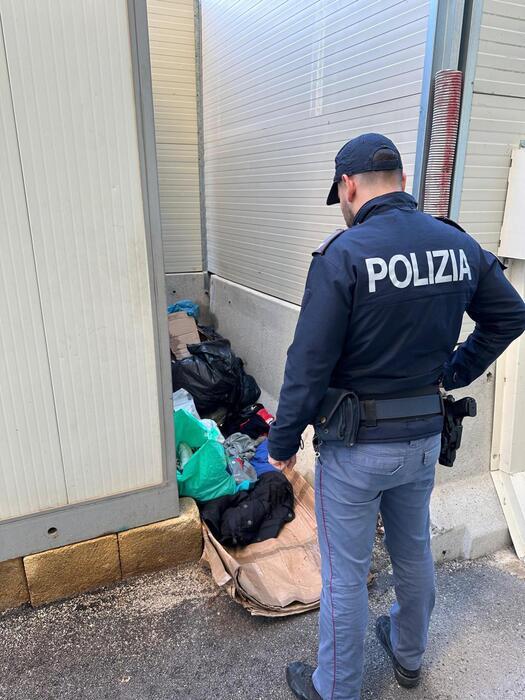 Donna dà alla luce un bambino in strada, intervento tempestivo della polizia