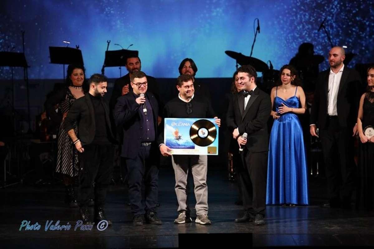 Fabrizio vidale conquista il disco d'oro con il suo brano oceania