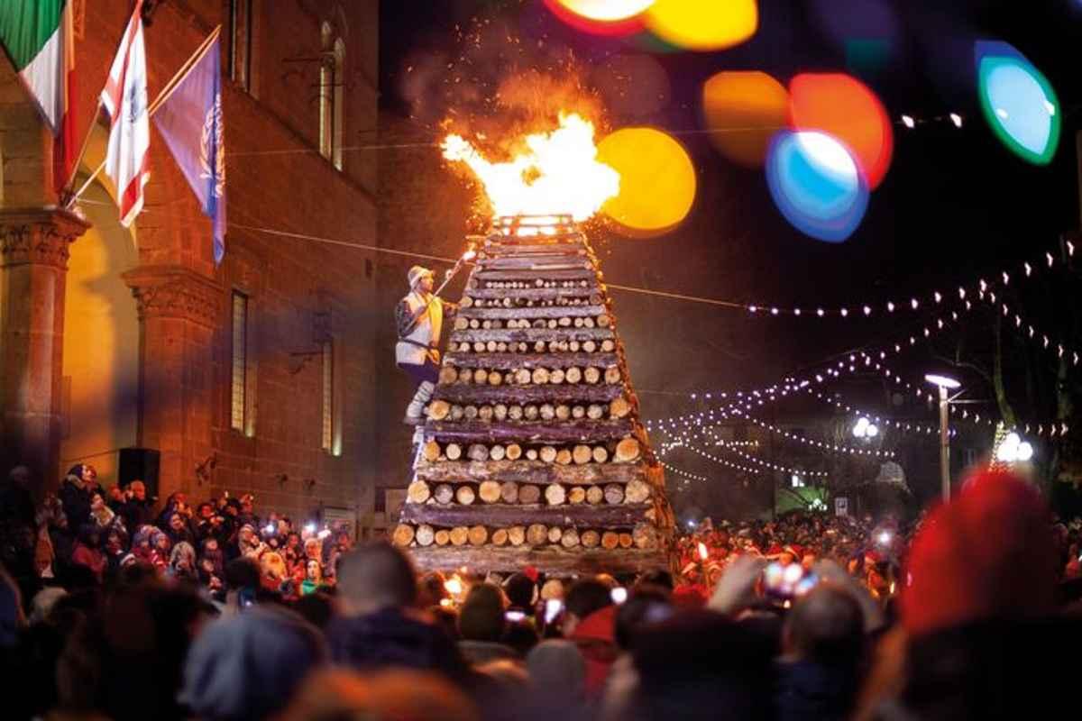 Festa del fuoco ad abbadia s.salvatore: il magico evento delle fiaccole di natale