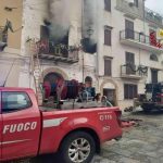 Fuoco in casa a palermo: un uomo in pericolo di vita