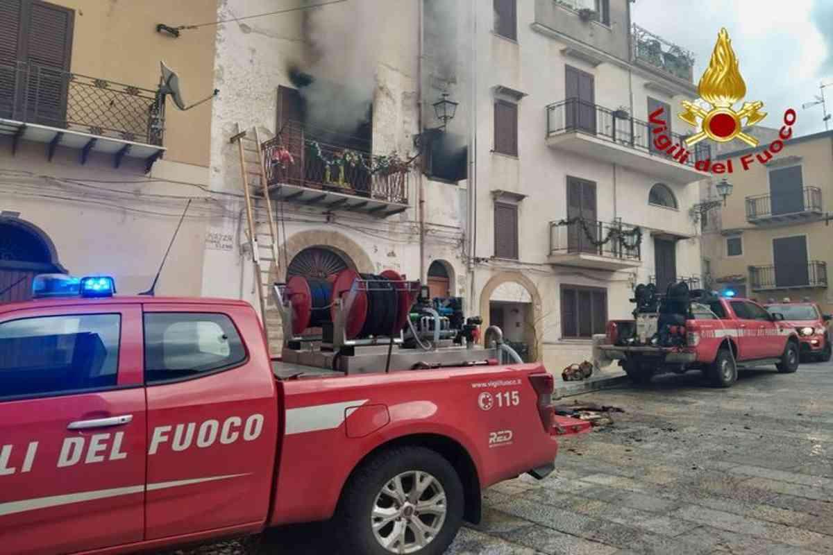 Fuoco in casa a palermo: un uomo in pericolo di vita