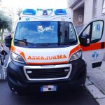 Incidente drammatico: cinque giovani coinvolti in scontro con cisterna