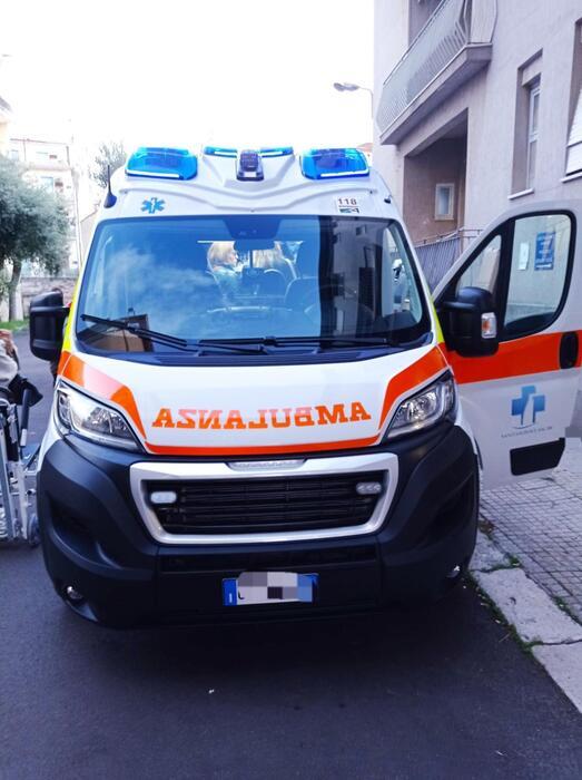 Incidente drammatico: cinque giovani coinvolti in scontro con cisterna