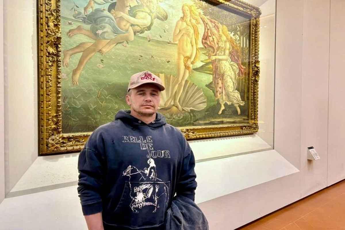 James franco incantato da botticelli: la star di hollywood visita gli uffizi