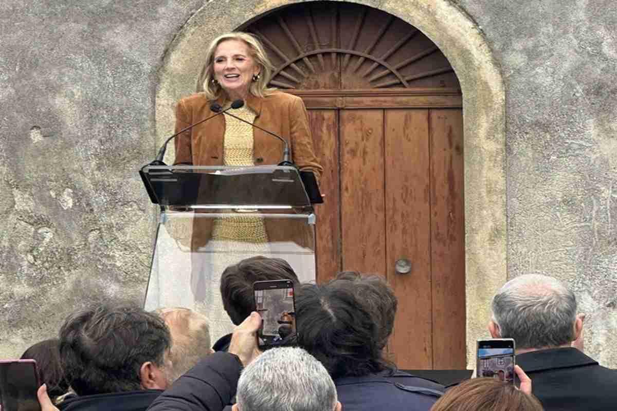 Jill biden si innamora di gesso: un abbraccio caloroso che fa sentire a casa