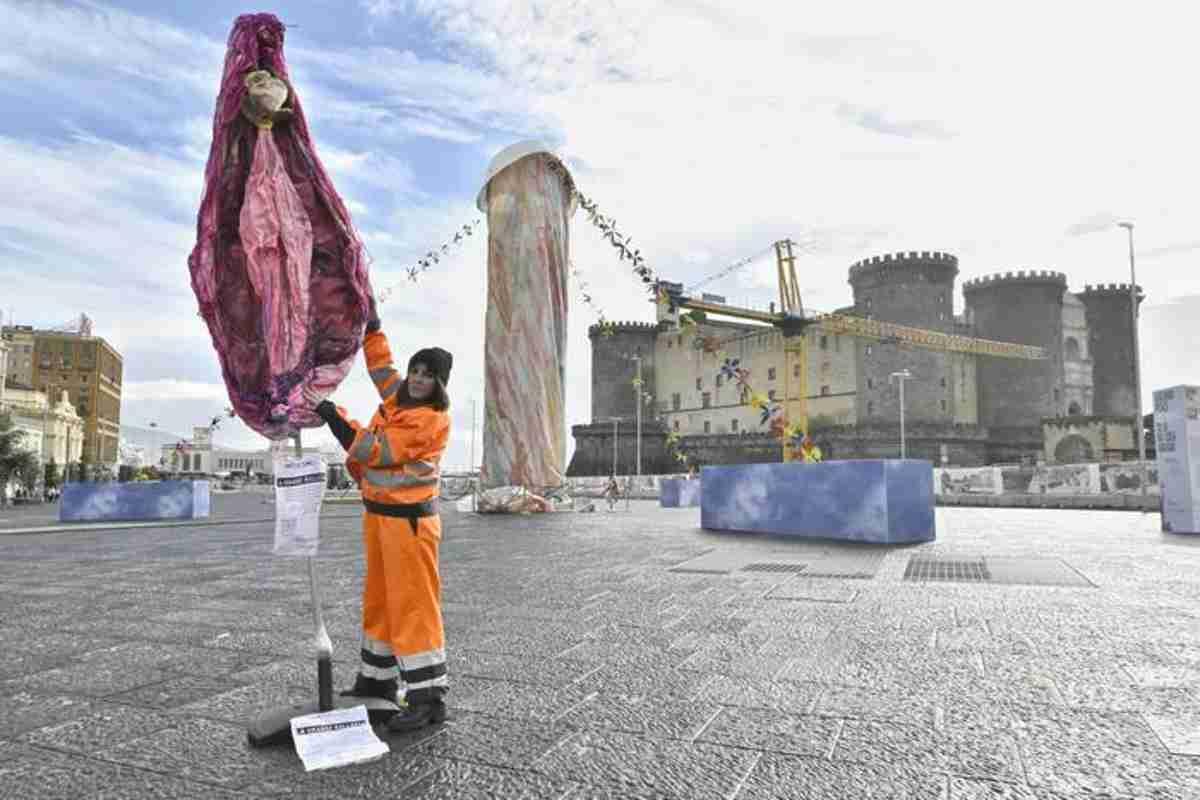 La provocazione artistica di una 'vagina' in piazza municipio a napoli