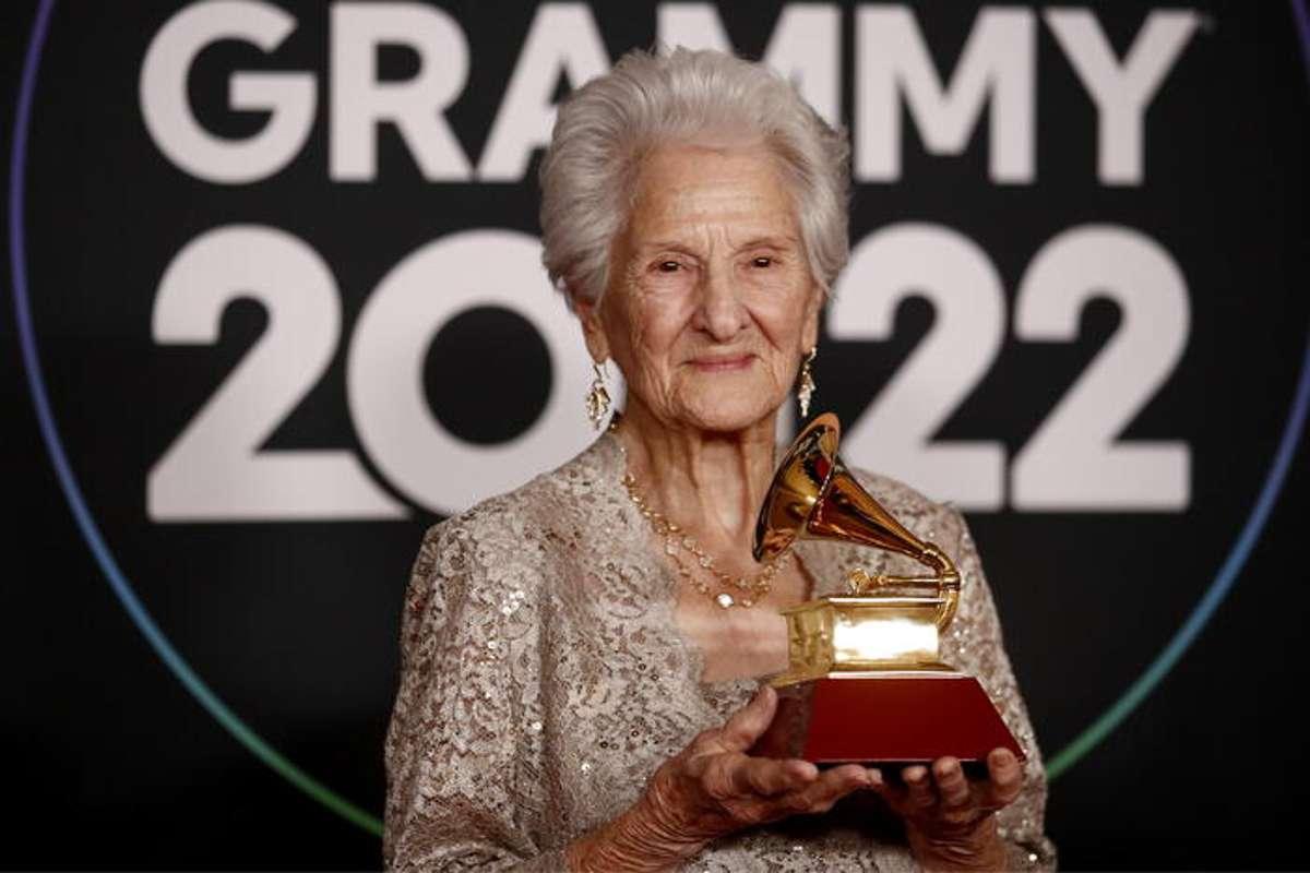 La scomparsa di bisnonna angela alvarez, icona dei grammy e simbolo di una generazione