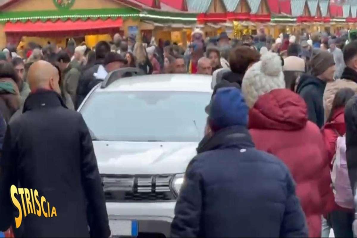 La sorprendente incursione di staffelli in piazza duomo tra la folla