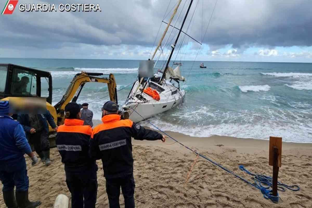 La sorprendente salvataggio della barca a vela bloccata a cefalù