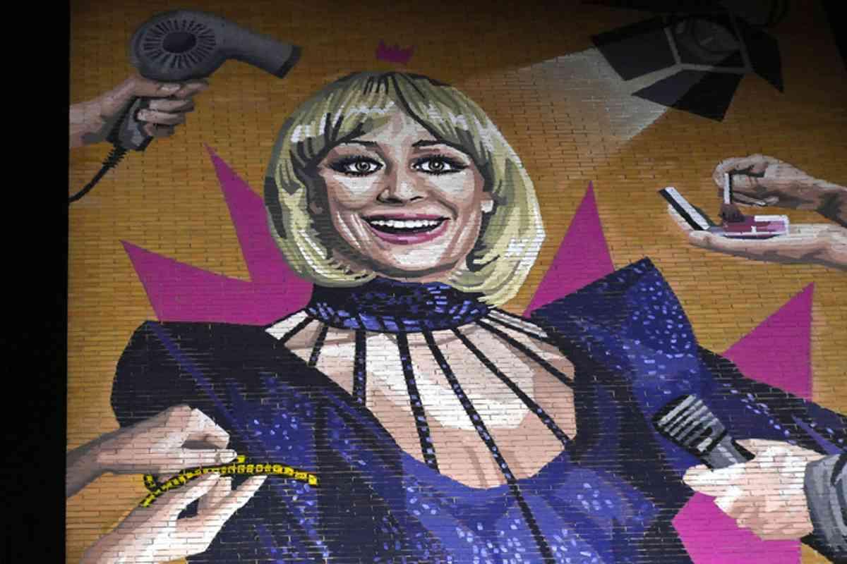 Murales dedicato a raffaella carrà: la rai celebra la regina della tv